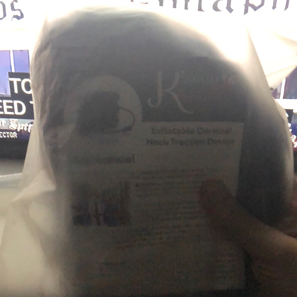 Cervical inflatable neck traction